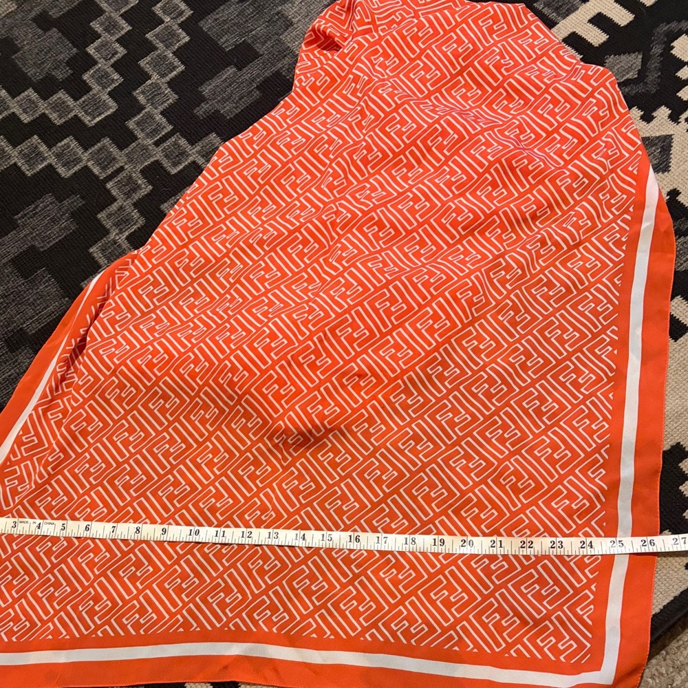 Fendi scarf never worn, composition 100% silk - Picture 5 of 9